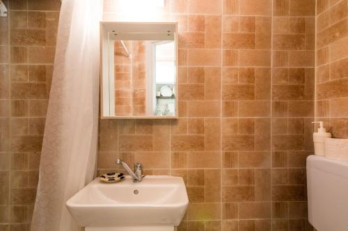 科孚镇Pentofanoro Central Studio - Corfu Cozy Getaway的一间带水槽、镜子和卫生间的浴室