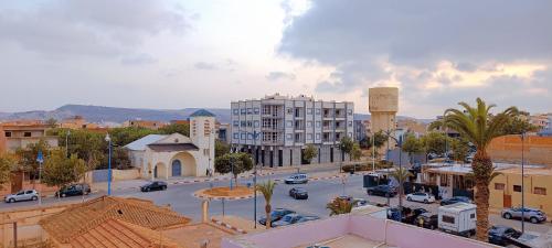 萨伊迪耶SULTANA Beach Riad的拥有街道和汽车的城市
