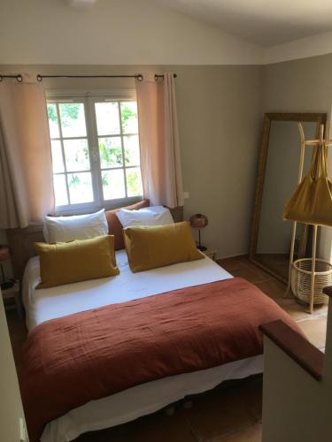 CallasLe Jas du Romarin的一间卧室设有一张大床和大窗户