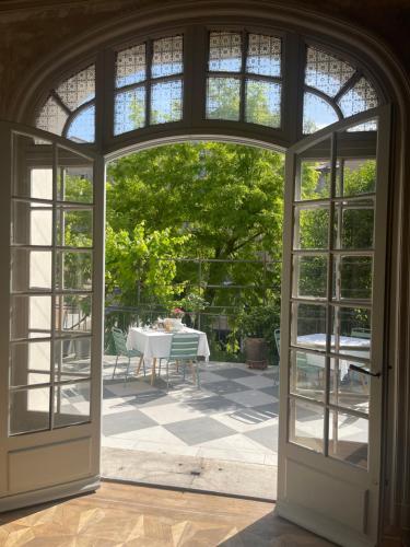 马赛Maison Dormoy的通往带桌子的庭院的开放式门