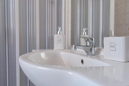 Le MarmoreCasa Vacanze Le Cascate的白色浴室水槽和肥皂分配器