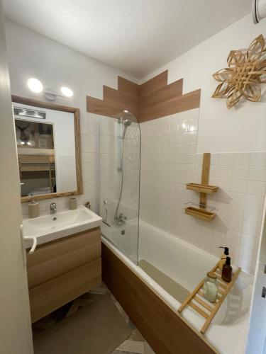 拉富Les marmottes的带浴缸、水槽和淋浴的浴室