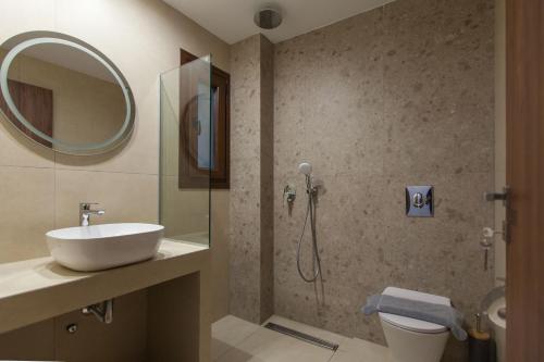 阿菲托斯Verano Afytos Hotel的浴室配有卫生间、盥洗盆和淋浴。