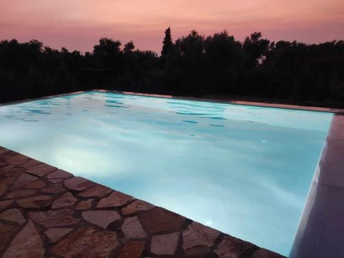 苏卡雷斯卡利奥佩公寓的黄昏时分的蓝色海水游泳池