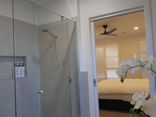 亚勒旺加Bullseye的一间带步入式淋浴间和镜子的浴室
