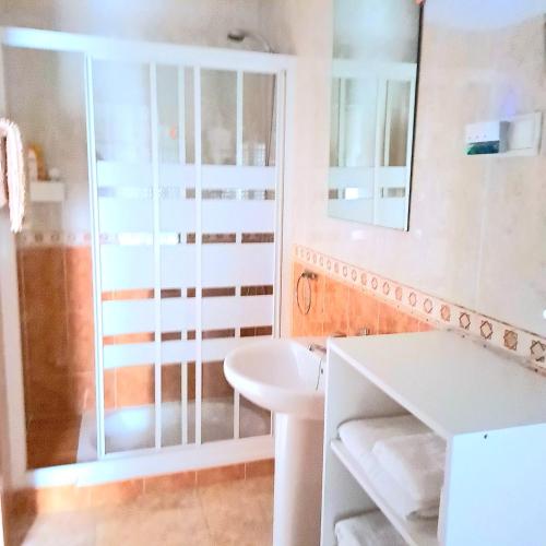马拉加Apt. cerca de la playa y airport的白色的浴室设有水槽和镜子