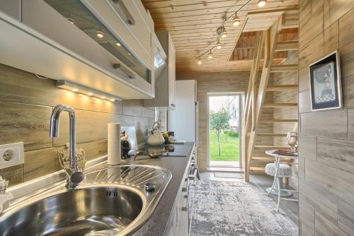 MerkinėDvi liepos的厨房设有不锈钢水槽和木墙
