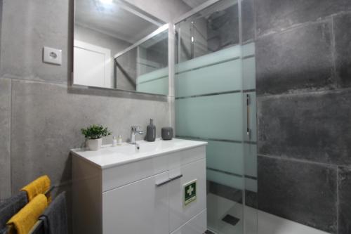 塞图巴尔Varanda do Bonfim的浴室配有白色水槽和淋浴。