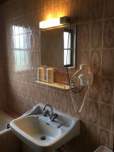 马特塞Haus Schmid Mattsee的一间带水槽和镜子的浴室