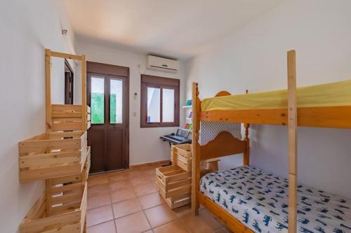 塔里法Chalet con piscina privada en Bolonia的一间卧室配有两张双层床和一张书桌