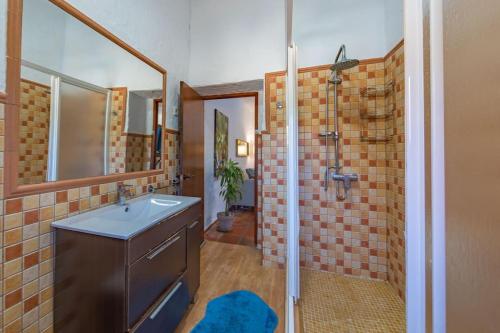 塔里法Chalet con piscina privada en Bolonia的带淋浴、盥洗盆和淋浴的浴室