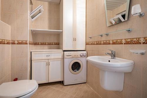 贝莱克ASSOS APART BELEK的一间带洗衣机和水槽的浴室