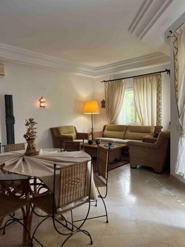 塔巴卡Villa avec piscine privée的客厅配有沙发和桌子