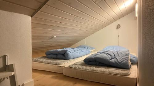 斯劳厄尔瑟Moderne sommerhus, 8 senge, 250 mtr til sandstrand的配有木天花板的客房内的两张床