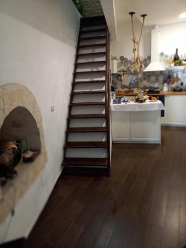 巴里Borgo Fontana B&B的一间厨房,在房间内有螺旋楼梯