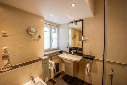 戈斯拉尔沃尔城市公寓的一间带水槽和镜子的浴室