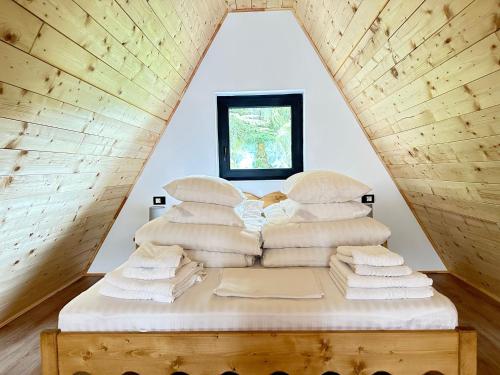 卡夫尼克A Frame Chalet By Superski的阁楼上的一张带白色毯子和枕头的床
