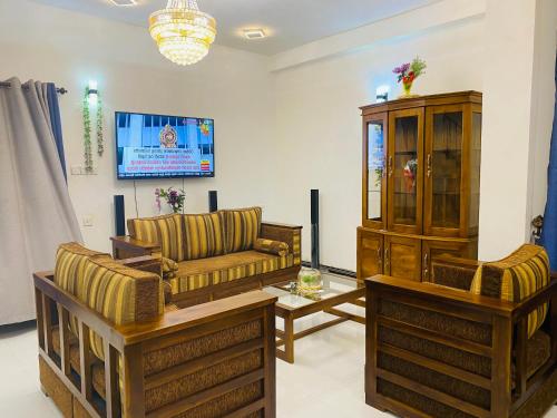 WariyapolaSAKURA Guest House tourist only的客厅配有两张沙发和一台电视机