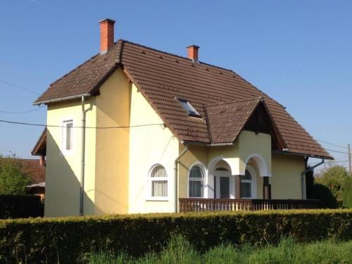 CsödeErdőgyöngye Vendégház CSÖDE的白色房子,有棕色的屋顶