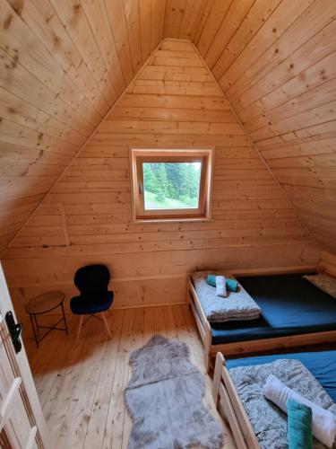 LubomierzDomek w drapie的小木屋内带两张床的房间