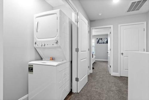 克拉克斯维尔Stay Happy的一间白色的房间,里面配有洗衣机和烘干机