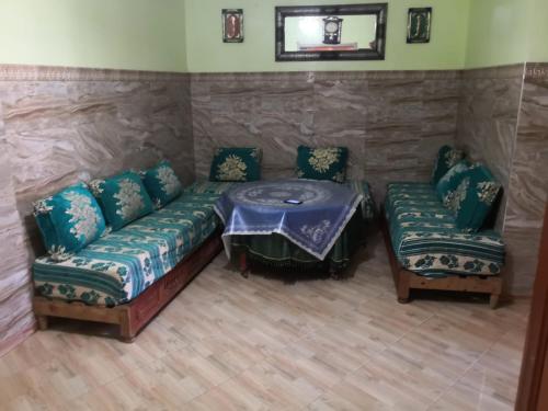 SelouaneFamily house 2 bedrooms, 2 sdb, near Center of Nador & Airport的客厅配有沙发和桌椅