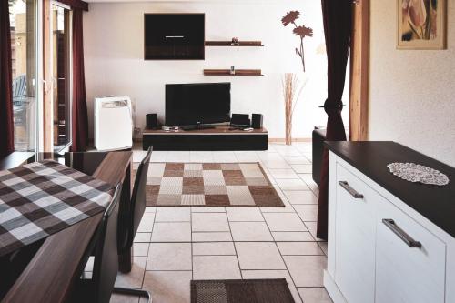 文迪施里茨ferienhaus-am-scharmützelsee的厨房配有电视和台面