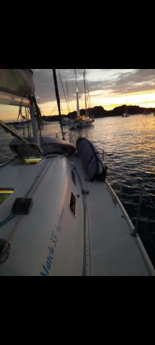 费拉约港barca a vela的日落时分坐在水中的船