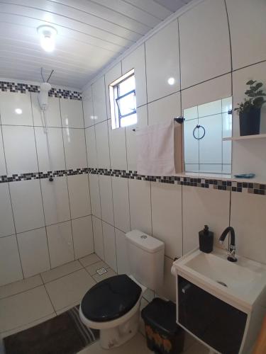 Ametista do SulHotel cabanas bom Jesus的一间带卫生间和水槽的浴室