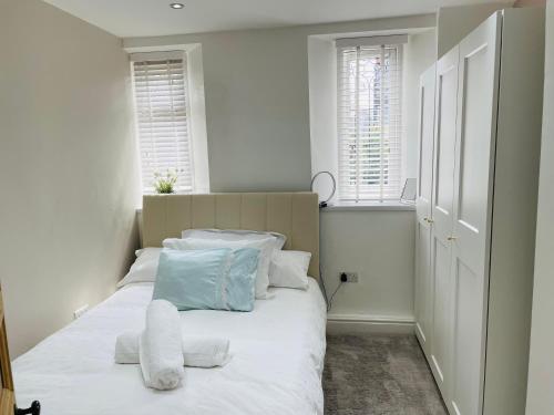 新布赖顿1 Bedroom Sea side luxury的一间卧室配有带白色床单和枕头的床。