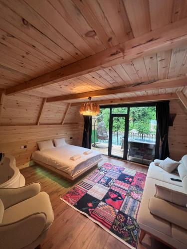 里泽Elegant Bungalov的小木屋内的卧室,配有一张床和地毯