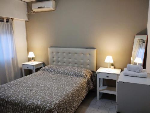 西波列蒂San Martin 900 con estacionamiento的一间小卧室,配有床和2个床头柜