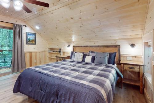 加特林堡Up the Creek的小木屋内一间卧室,配有一张床