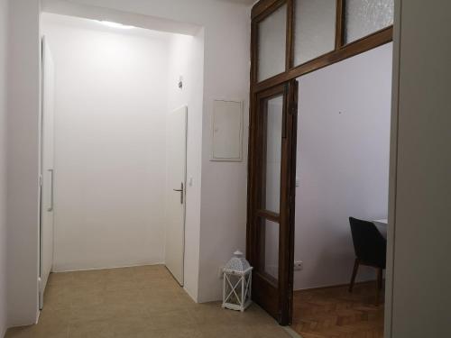 利托梅日采Apartmán Dlouhá 207的走廊上设有门、桌子和椅子