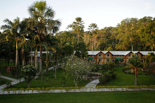 米萨华丽港Misahualli Amazon Lodge的享有带花园的度假胜地的景致