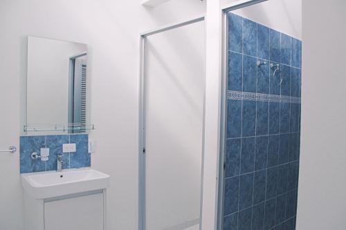 梅尔加Finca Summerland ecohotel的带淋浴、卫生间和盥洗盆的浴室