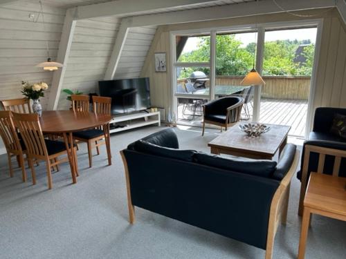 FarsøNice holiday home in beautiful resort的客厅配有沙发和桌子