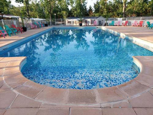 Le BoscMobil-home de vacances的中间的蓝色海水游泳池