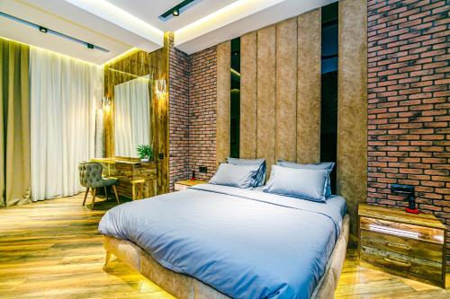 巴库Park Vurğun Residance Loft Designer的一间带大床的卧室和一间餐厅