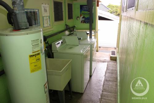 檀香山Hostel Honolulu的一间厨房,里面配有几台机器