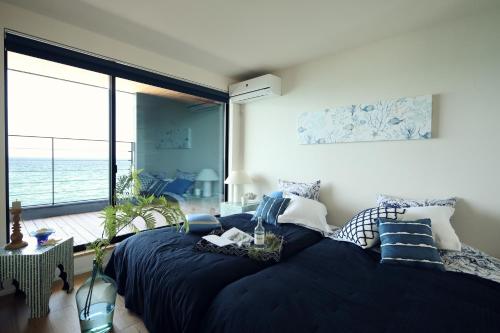 津市tramonto.blu的一间卧室设有一张大床,享有海景