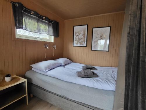 斯沃尔韦尔Koselig studioleilighet i Svolvær - Lofoten ved Svolværgeita, Djevelporten的卧室配有白色的床和2个枕头