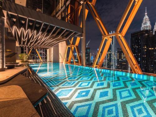 吉隆坡Scarletz Suites at KLCC by Veedu Hauz的一座城市天际线建筑的顶部游泳池