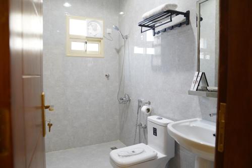 艾卜哈مساكن الراحة的白色的浴室设有卫生间和水槽。