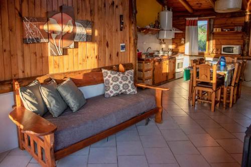 吉亚迪诺镇Piedramora的客厅配有沙发和厨房