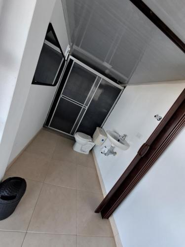 VillamaríaCarolina Ruiz的一间带卫生间和水槽的浴室