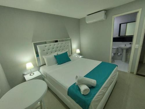 卡塔赫纳Hotel BM-17 Cerca Al Mar Con Aire Acondicionada y Wifi的一间带大床的卧室和一间浴室