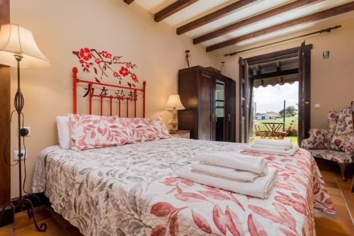 朗格勒La Posada de Langre Anexo的一间卧室配有带毛巾的床