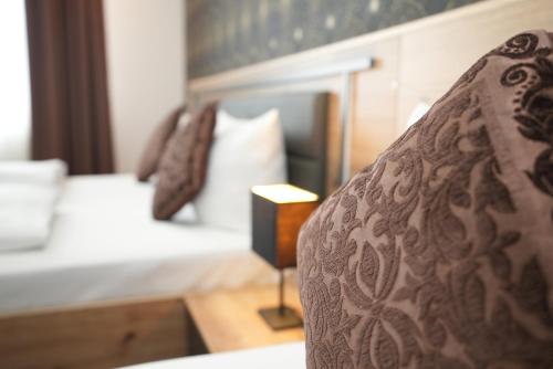 美因河畔法兰克福梅斯阿塔赫尔酒店的酒店客房,配有床和沙发
