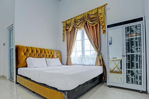 邦加槟港OYO 92708 Hotel Mufasa Syariah的一间卧室设有一张大床和一个窗户。